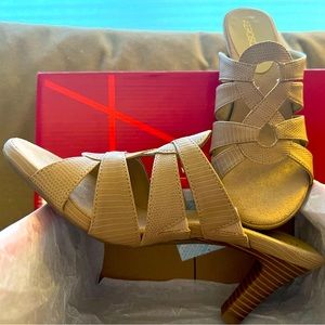 Aerosoles Size 6 Light Tan Heeled Sandals in Box